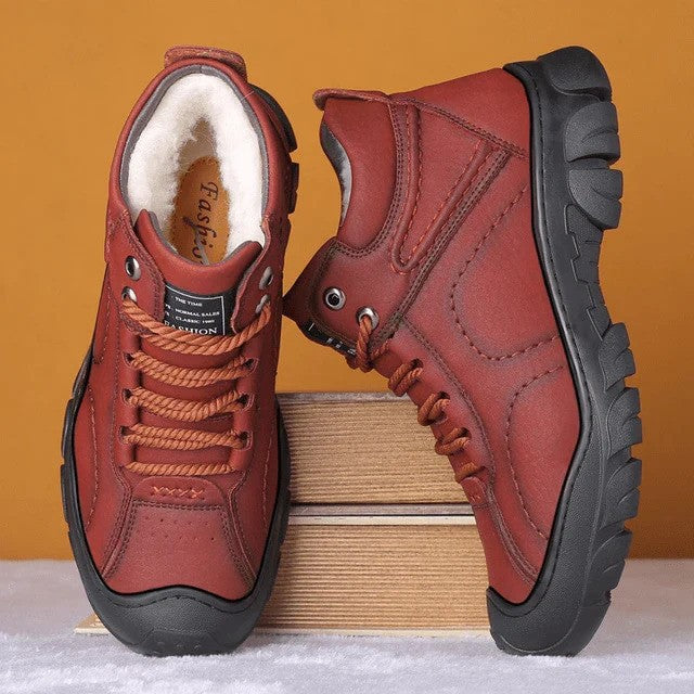 Braune Herren-Winterstiefel mit schwarzer Sohle, warmem Innenfutter und robustem Design, auf Holzkiste vor gelbem Hintergrund.