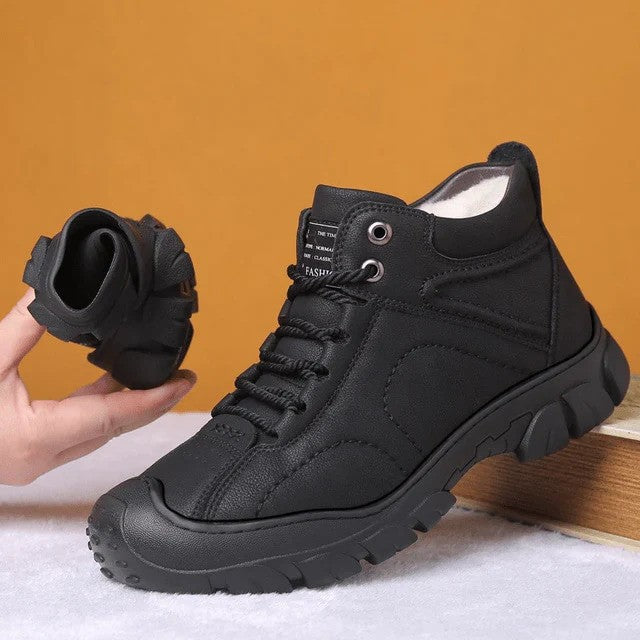 Schwarzer, flexibler Sneaker mit robuster Sohle, ideal für Outdoor-Aktivitäten. Leicht, atmungsaktiv und faltbar für einfachen Transport.