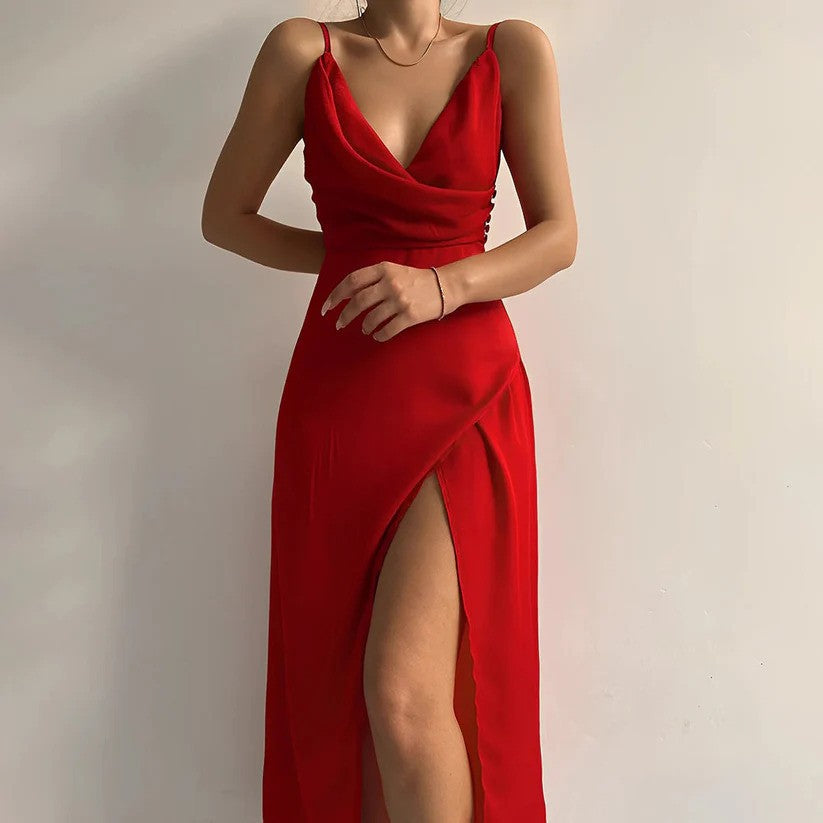 Frau in elegantem roten Abendkleid mit tiefem Ausschnitt und hohem Beinschlitz vor weißem Hintergrund. Perfekt für formelle Anlässe und Modeevents.