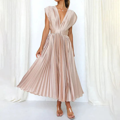 Elegantes, plissiertes Abendkleid in Beige mit tiefem V-Ausschnitt, ärmellos, knöchellang. Perfekt für formelle Anlässe und modische Events.