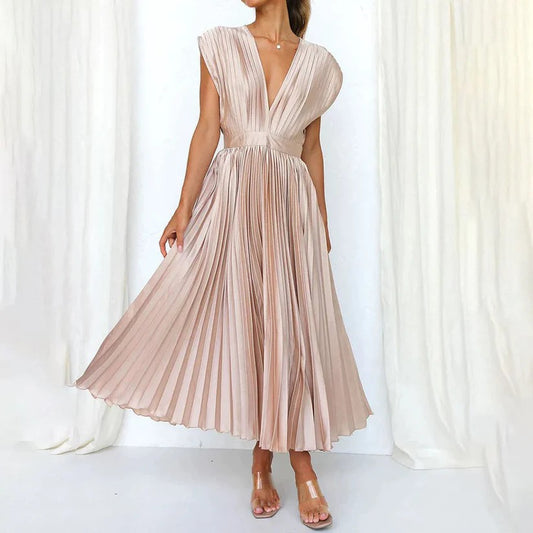 Elegantes, plissiertes Abendkleid in Beige mit tiefem V-Ausschnitt, ärmellos, knöchellang. Perfekt für formelle Anlässe und modische Events.