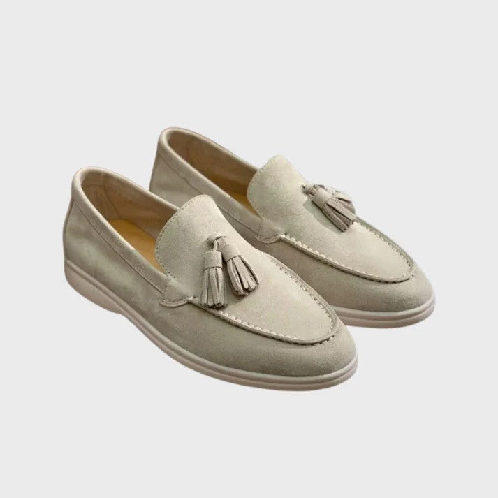 Beige Wildleder-Slipper mit Quasten, elegantes Design, Herrenmode, bequeme Freizeitschuhe, ideal für stilvolle Anlässe und Alltagskleidung.
