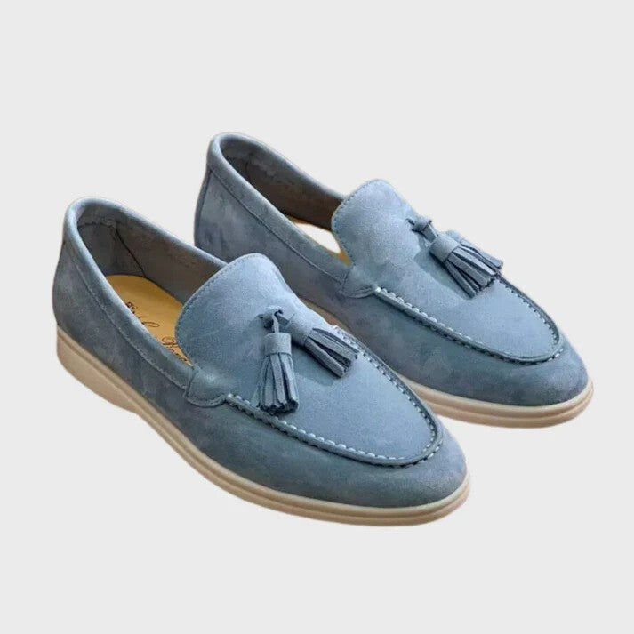 Hellblaue Wildleder-Loafer mit Quasten, elegantes Design, bequeme Sohle, ideal für Herrenmode, stilvolle Freizeitschuhe, modische Fußbekleidung.