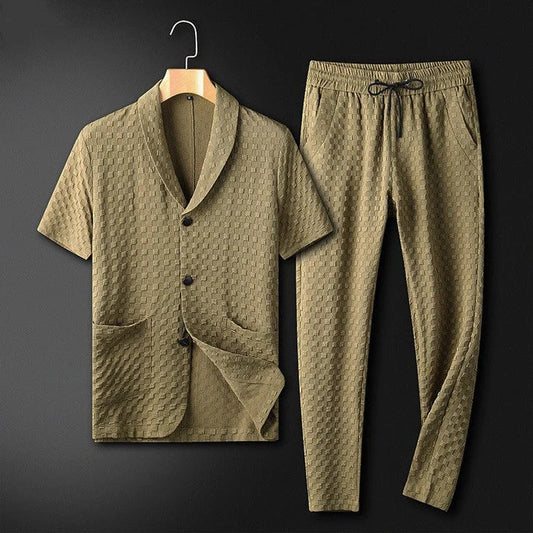 Zweiteiliges Herren-Set aus olivgrünem, strukturiertem Stoff mit Kurzarmhemd und Kordelzughose auf schwarzem Hintergrund. Elegante Freizeitmode.