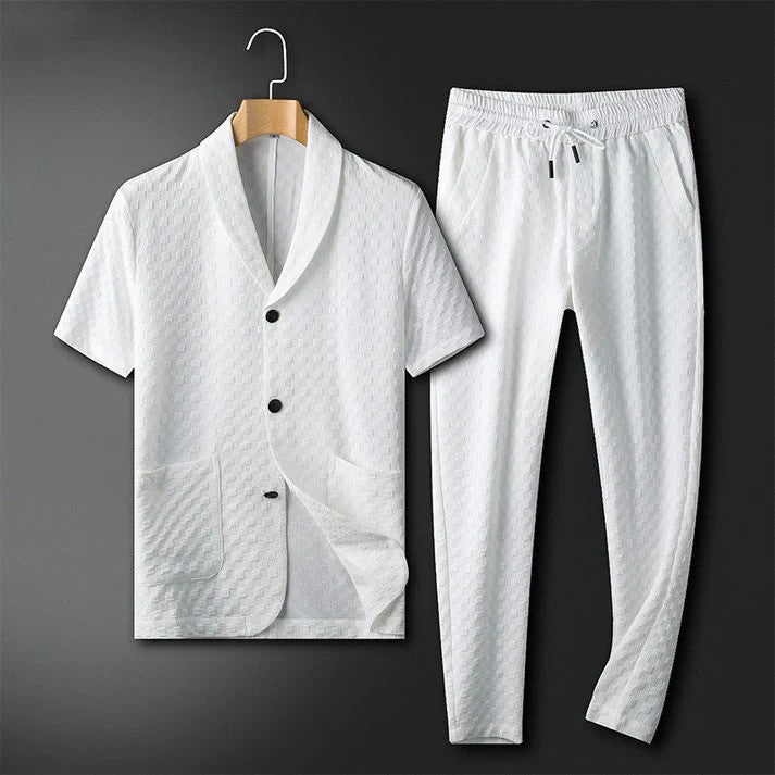 Weiße Herren-Sommeranzug-Set mit Kurzarmhemd und Jogginghose, elegantes Design, atmungsaktiver Stoff, ideal für Freizeit und formelle Anlässe.