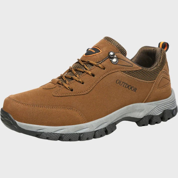 Brauner Outdoor-Wanderschuh mit robustem Profil, atmungsaktivem Mesh-Einsatz und Schnürung. Ideal für Trekking und Wanderungen.