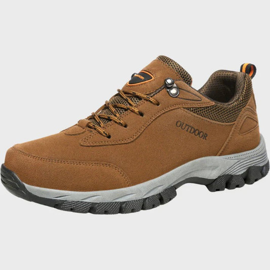 Brauner Outdoor-Wanderschuh mit robustem Profil, atmungsaktivem Mesh-Einsatz und Schnürung. Ideal für Trekking und Wanderungen.