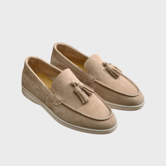 Beige Wildleder-Loafer mit Quasten, elegantes Design, rutschfeste Sohle. Perfekt für Herrenmode, Freizeit- und Business-Looks.
