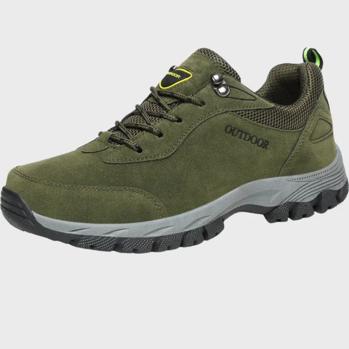 Grüner Outdoor-Wanderschuh mit robustem Profil, atmungsaktivem Material und verstärkter Sohle, ideal für Trekking und Wanderungen.