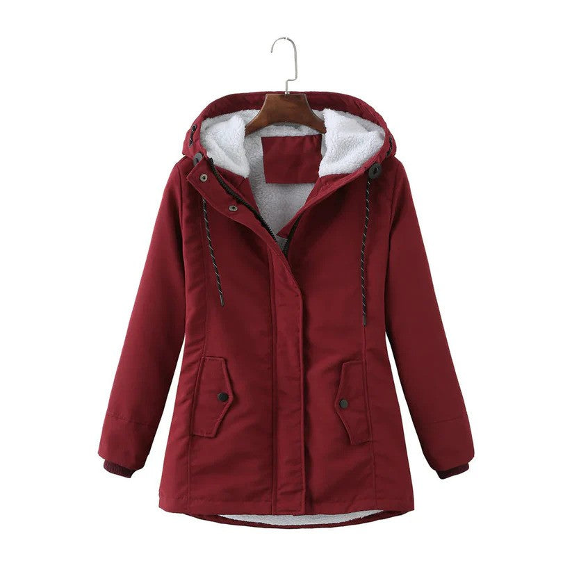 Rote Damen-Winterjacke mit Kapuze, Reißverschluss und Knöpfen, warm gefüttert, ideal für kalte Tage. Modische Outdoor-Bekleidung.