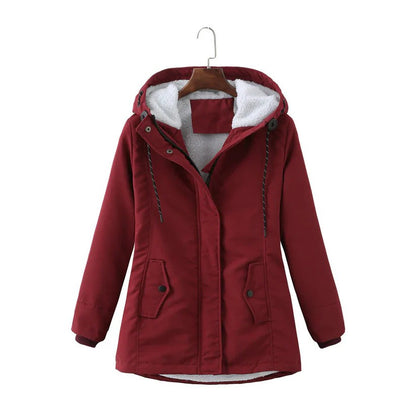 Rote Damen-Winterjacke mit Kapuze, Reißverschluss und Knöpfen, warm gefüttert, ideal für kalte Tage. Modische Outdoor-Bekleidung.