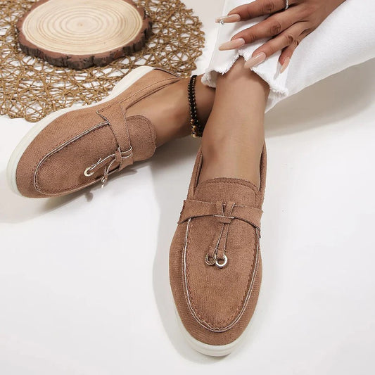 Damen Mokassins in Beige, stilvoll und bequem, auf weißem Hintergrund. Perfekt für Freizeit und Büro. Trendige Schuhe für den Alltag.