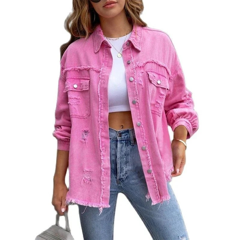 Frau in pinker Jeansjacke, weißem Top und blauen Jeans. Modetrend, lässiger Stil, Streetwear. Perfekt für Frühling und Sommermode.