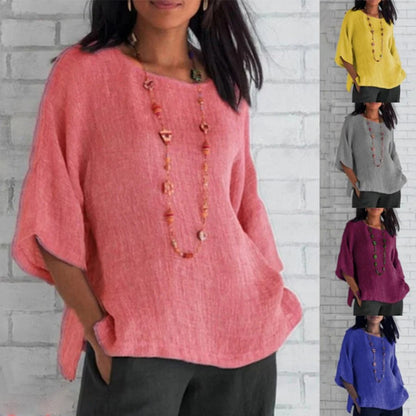 Frau trägt lockeres Leinenoberteil in Rosa, mit Halskette. Weitere Farben: Gelb, Grau, Lila, Blau. Modetrend, Damenmode, Freizeitlook.