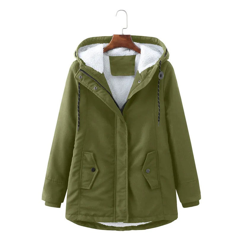 Grüne Damen-Winterjacke mit Kapuze, warm gefüttert, Reißverschluss, Knöpfe, Kordelzug, ideal für kalte Tage, modisch und funktional.