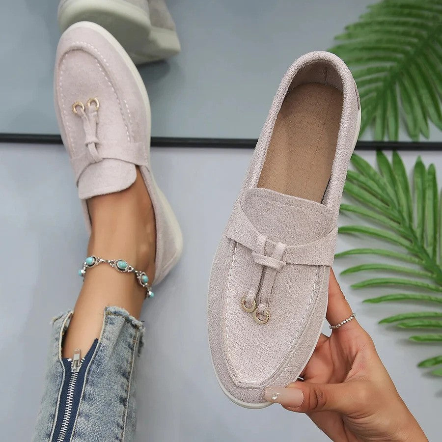 Damen-Loafer in Beige, lässig und elegant, mit dekorativer Schleife. Perfekt für Freizeit und Büro. Bequeme Passform, modischer Look.