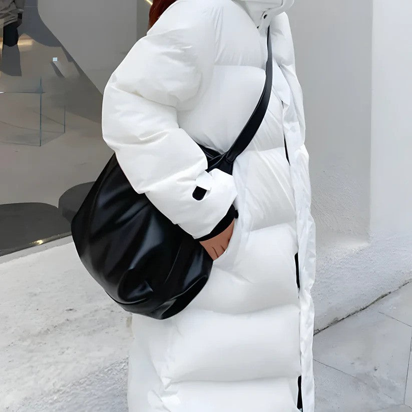 Weiße Daunenjacke mit schwarzer Umhängetasche, Wintermode, stilvoller Look, warme Bekleidung, Outdoor, modische Damenbekleidung, urbaner Stil.