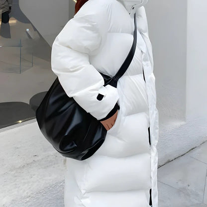 Weiße Daunenjacke mit schwarzer Umhängetasche, Wintermode, stilvoller Look, warme Bekleidung, Outdoor, modische Damenbekleidung, urbaner Stil.