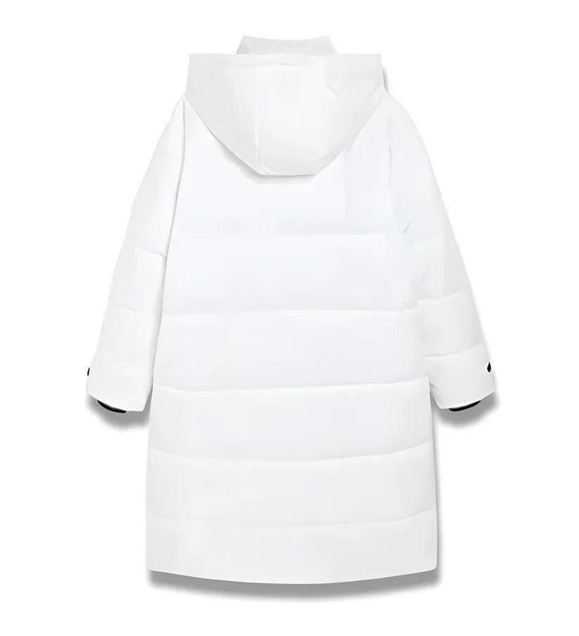 Weiße Daunenjacke mit Kapuze, langem Schnitt und gestepptem Design. Wintermantel für Damen, ideal für kalte Temperaturen und stilvolle Wärme.
