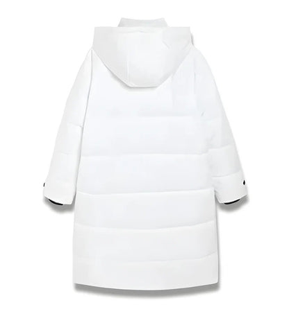 Weiße Daunenjacke mit Kapuze, langem Schnitt und gestepptem Design. Wintermantel für Damen, ideal für kalte Temperaturen und stilvolle Wärme.