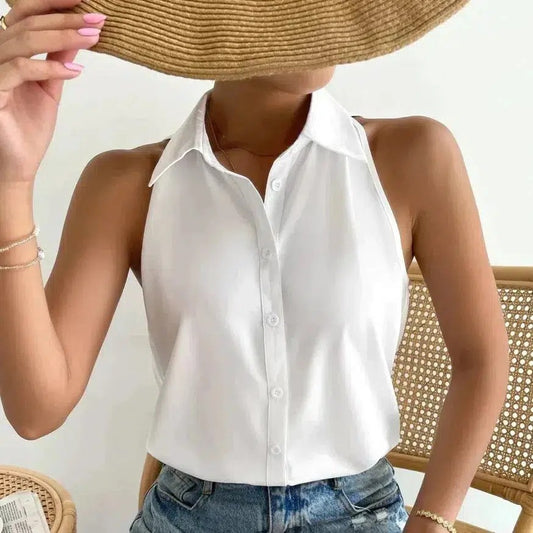 Frau in weißer Bluse und Jeans, hält Strohhut. Sommermode, lässiger Stil, ärmelloses Oberteil, modisches Outfit, trendige Damenbekleidung.