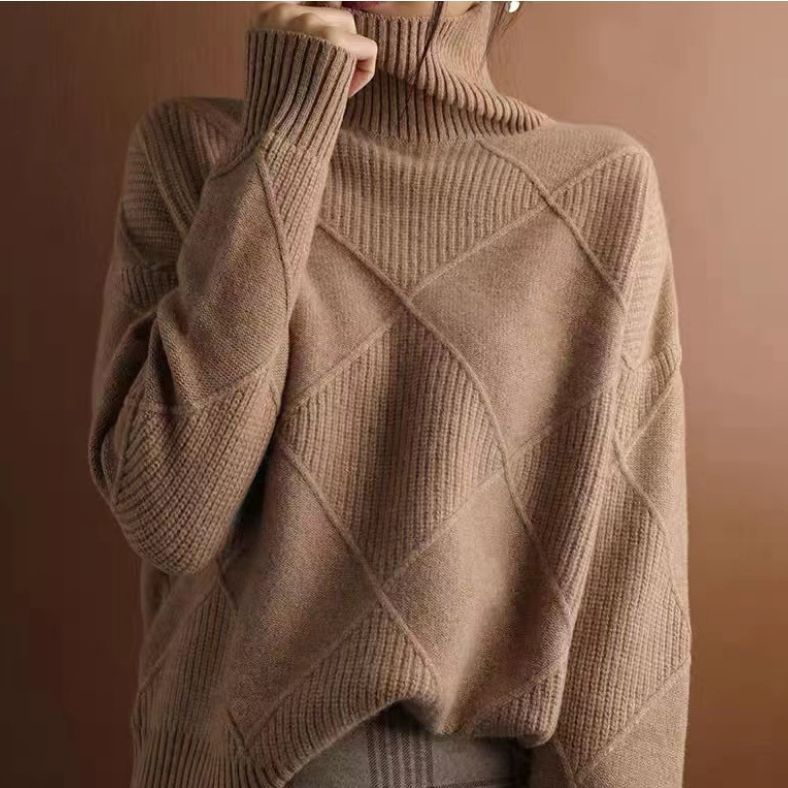 Brauner Rollkragenpullover mit Rautenmuster, gestrickt aus weichem Material. Modischer Damenpullover für Herbst und Winter.