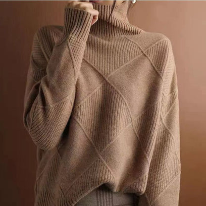 Brauner Rollkragenpullover mit Rautenmuster, gestrickt aus weichem Material. Modischer Damenpullover für Herbst und Winter.