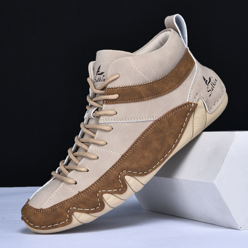 Beige und braune Sneaker mit markantem Design, rutschfester Sohle und Schnürung. Moderner Freizeitschuh für Herren, ideal für urbanen Stil.