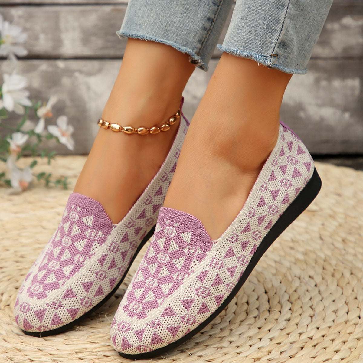 Lila-weiße Damen-Loafers mit geometrischem Muster, getragen mit Jeans. Modische, bequeme Schuhe für den Alltag. Ideal für Frühling und Sommer.