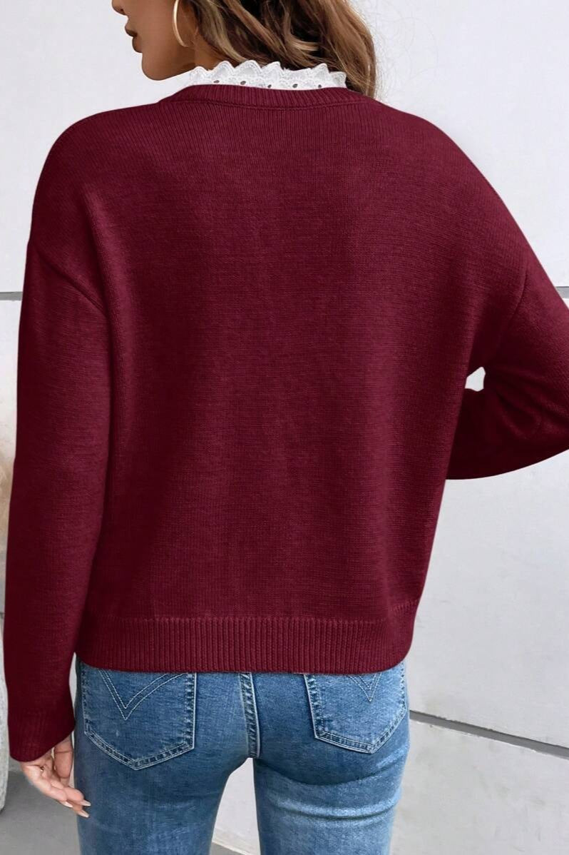 Feiner Spitzensaum am unteren Abschluss des Strickpullovers