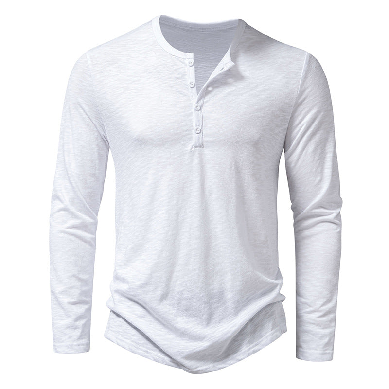Weißes Herren-Henley-Shirt mit langen Ärmeln, Knopfleiste und Rundhalsausschnitt. Ideal für Freizeitmode und lässige Outfits.