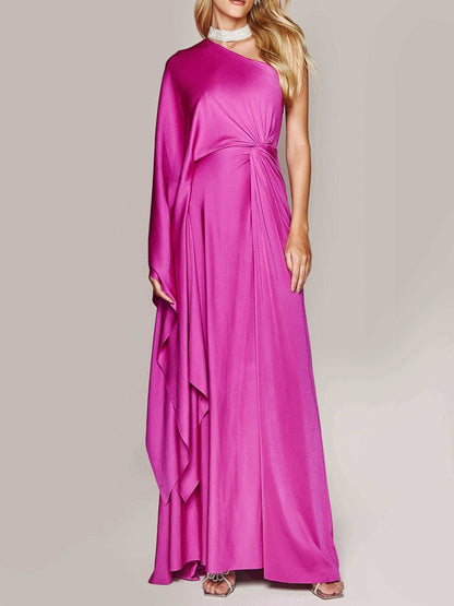 Frau in elegantem, pinkem Abendkleid mit asymmetrischem Schnitt und Drapierung, ideal für formelle Anlässe. Luxuriöse Mode, stilvoll und modern.