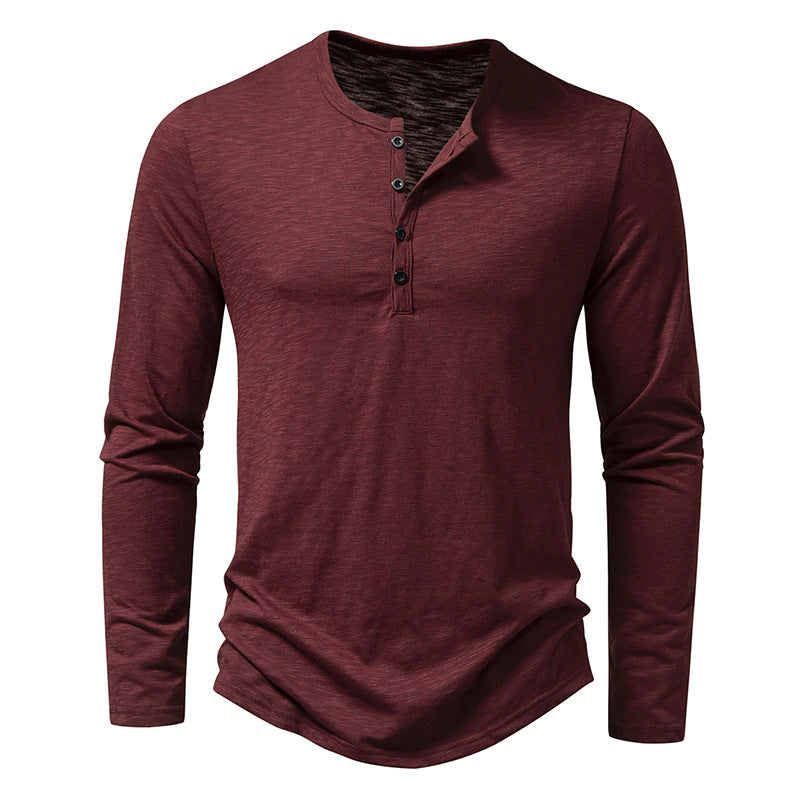 Bordeauxrotes Herren-Henley-Shirt mit langen Ärmeln und Knopfleiste, aus weichem Baumwollstoff. Ideal für Freizeitmode und Herbstoutfits.