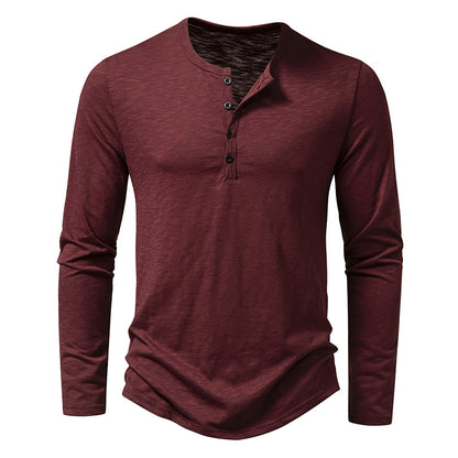 Bordeauxrotes Herren-Henley-Shirt mit langen Ärmeln und Knopfleiste, aus weichem Baumwollstoff. Ideal für Freizeitmode und Herbstoutfits.