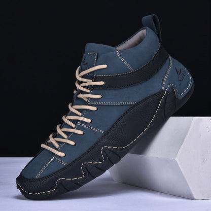 Blauer Herren-Sneaker mit schwarzer Sohle und beigem Schnürsenkel, modernes Design, ideal für Freizeit und Sport, auf weißem Podest präsentiert.