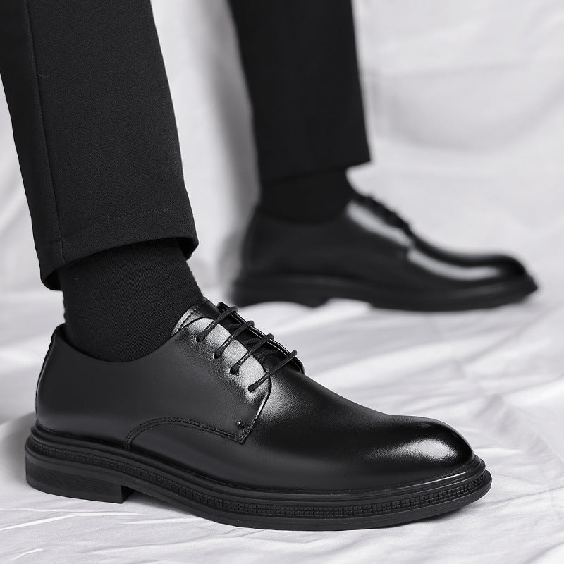 Schwarze Herren-Lederschnürschuhe, elegant und modern, auf weißem Hintergrund. Perfekt für Business- und formelle Anlässe. Hochwertige Verarbeitung.