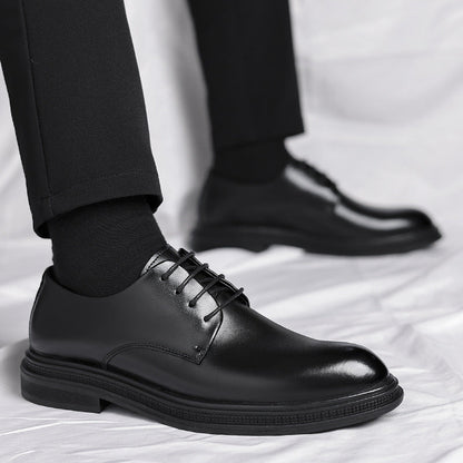 Schwarze Herren-Lederschnürschuhe, elegant und modern, auf weißem Hintergrund. Perfekt für Business- und formelle Anlässe. Hochwertige Verarbeitung.