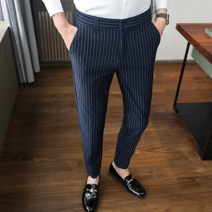 Elegante Herrenanzughose mit Nadelstreifen, kombiniert mit schwarzen Lederschuhen. Perfekt für formelle Anlässe und Business-Mode.