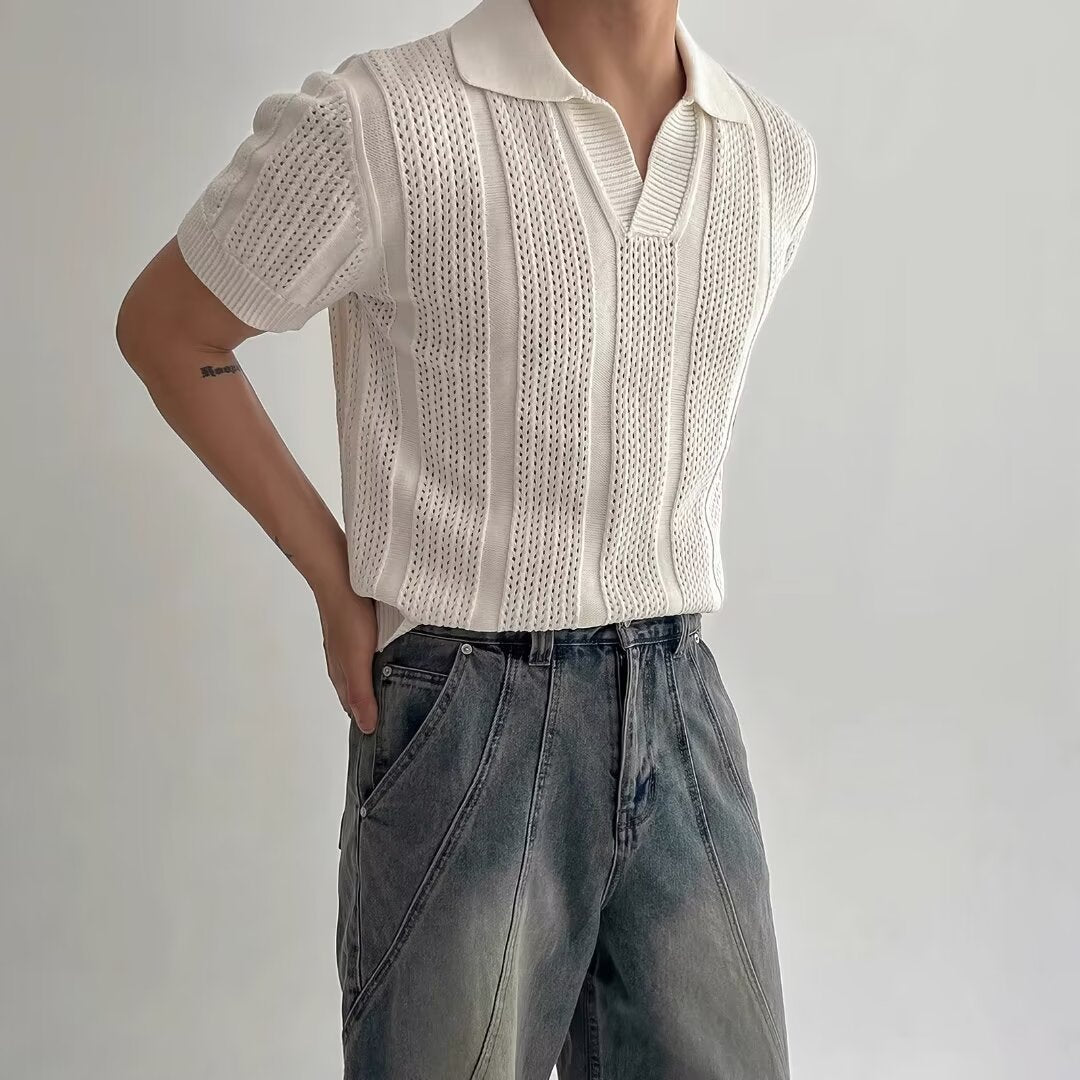 Weiße Strick-Polohemd auf Mann mit grauen Jeans, modischer Look, Sommermode, Herrenbekleidung, eleganter Freizeitstil, minimalistisches Design.