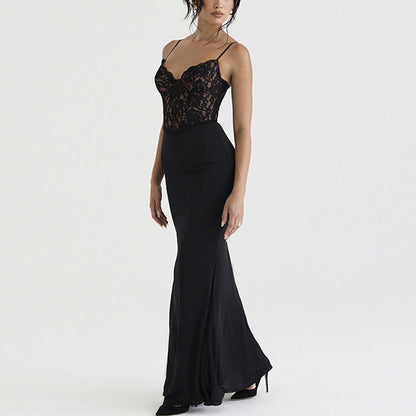 Frau in elegantem schwarzen Abendkleid mit Spitzenoberteil und Spaghettiträgern, posiert vor weißem Hintergrund. Mode, Abendgarderobe, Damenkleidung.