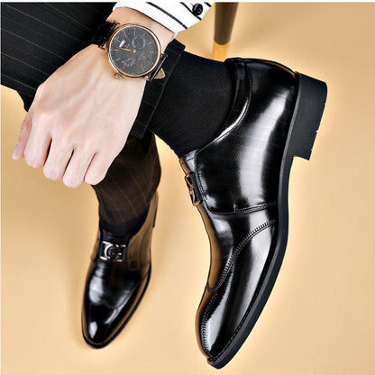 Men's business shoes with low shaft, pointed toe area, and woven design