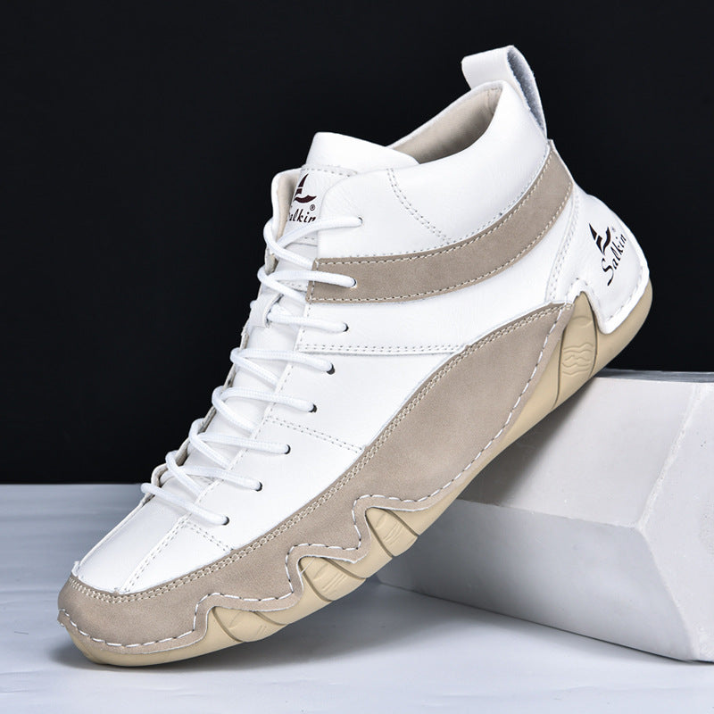 Weiße und beige Sneaker mit hohem Schaft, modernem Design und markanter Sohle, auf weißem Hintergrund. Ideal für Streetwear und Freizeitmode.
