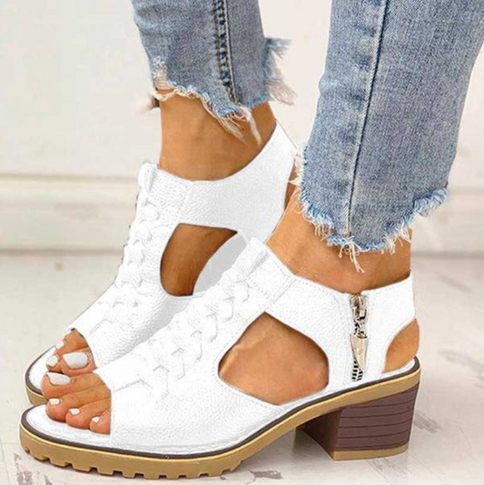 Damen Sandalen mit Blockabsatz, weiß, offenes Design, Reißverschluss, lässig, kombiniert mit zerrissenen Jeans, modisch, bequem, Sommermode.