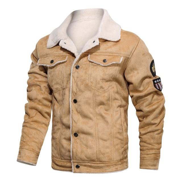 Beige Herren-Winterjacke aus Wildleder mit weißem Futter, Knopfleiste und Abzeichen auf dem Ärmel. Ideal für kalte Temperaturen und modische Outfits.