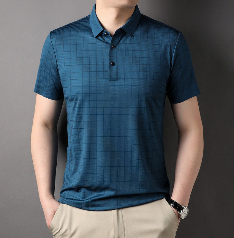 Mann in blauem kariertem Polohemd und beigen Hosen vor grauem Hintergrund, modisches Herrenoutfit, Freizeitkleidung, stilvoller Look.