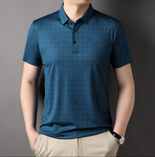 Mann in blauem kariertem Polohemd und beigen Hosen vor grauem Hintergrund, modisches Herrenoutfit, Freizeitkleidung, stilvoller Look.