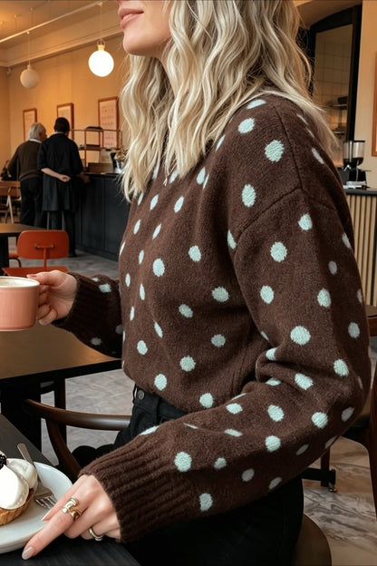 Nahaufnahme des braunen Strickpullovers mit kontrastierendem Punktmuster
