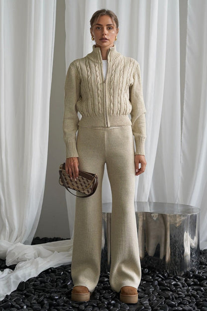 Gerade geschnittene Damen-Strickhose als Teil eines eleganten zweiteiligen Sets