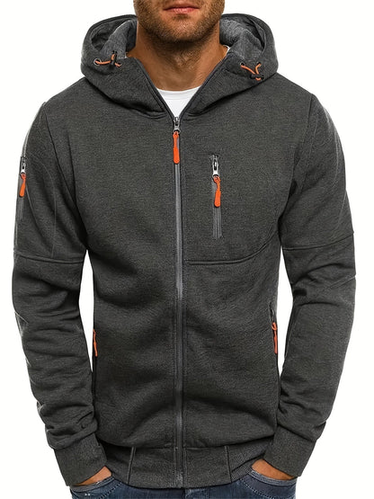 Mann trägt grauen Hoodie mit Reißverschlüssen und Kapuze, sportlich, lässig, ideal für Herbstmode, Herrenbekleidung, Freizeitlook.