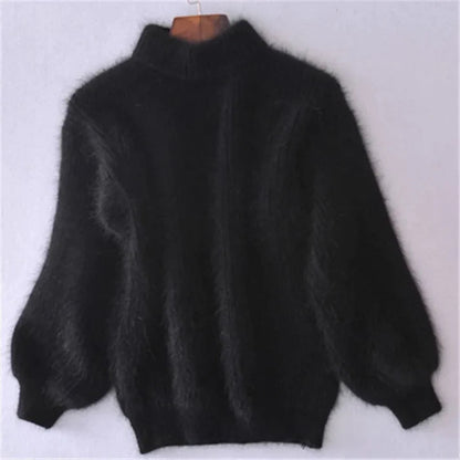 Schwarzer flauschiger Pullover mit hohem Kragen, langärmlig, aus weichem Material. Modischer Damenpullover für Herbst und Winter.